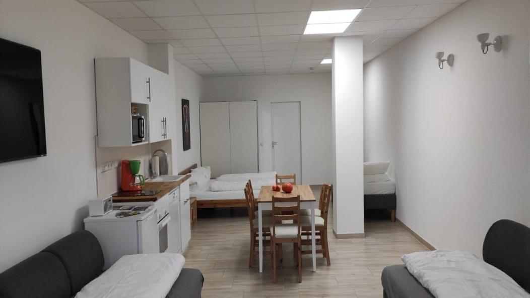 Eleonoras Ferienwohnung In Wuerzburg Stadt Mit Terrasse Im Erdgeschoss Inklusive Eigenen Parkplaetzen Vor Der Tuer Екстериор снимка